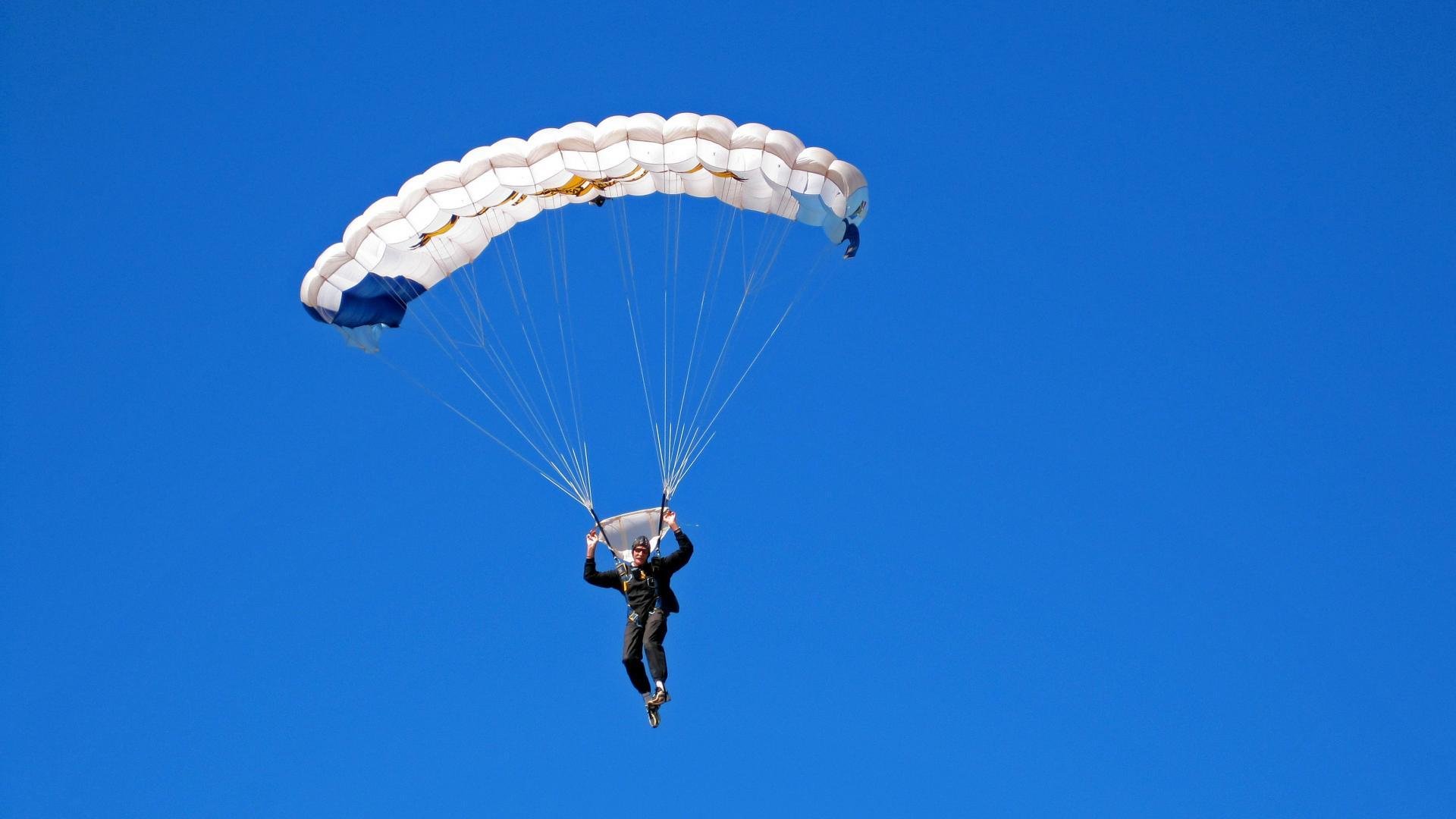 九游官方正版-“天灾挑战：暴雨雪雹中的赛场勇士”，雪暴灾害